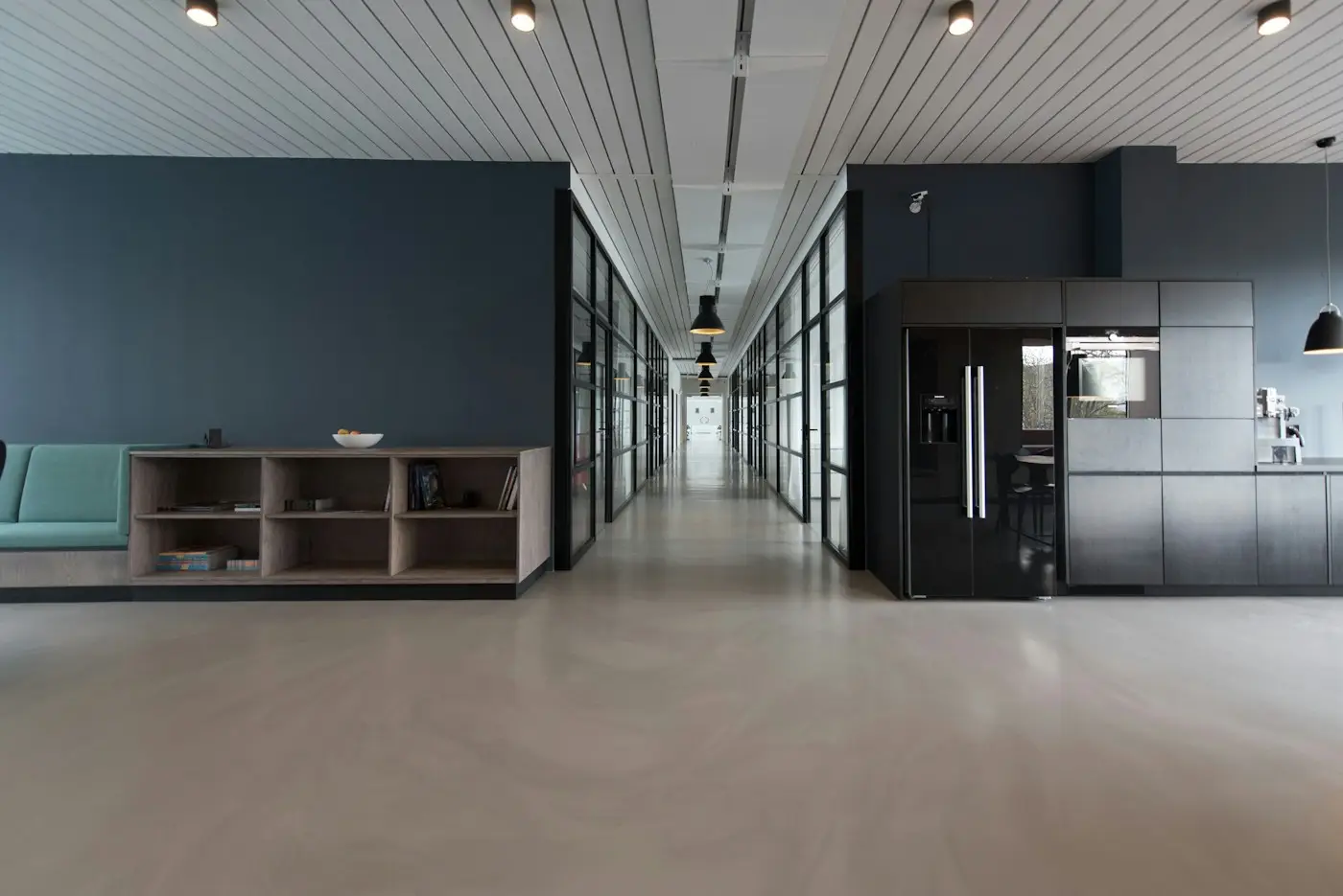 Rustig bureau in ochtendlicht