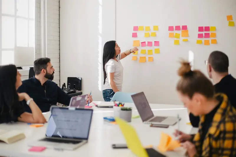 Team in overleg bij een whiteboard